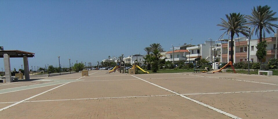 Lungomare e piazza di Marina di Pescoluse con palme